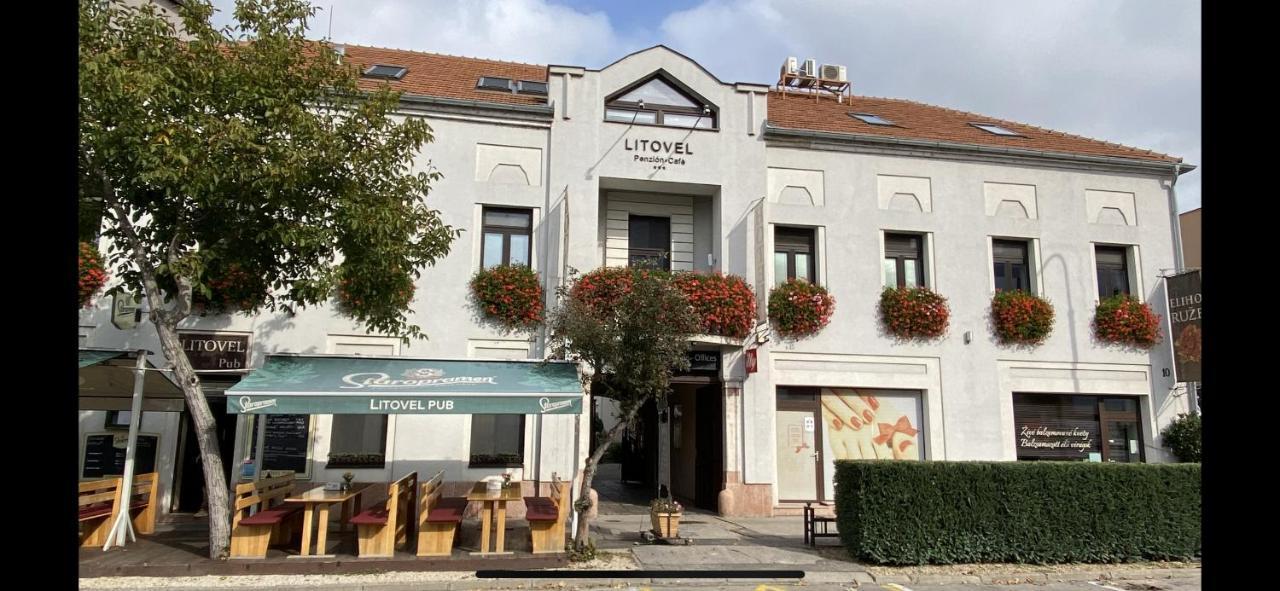 Hotel Litovel Komárno Buitenkant foto