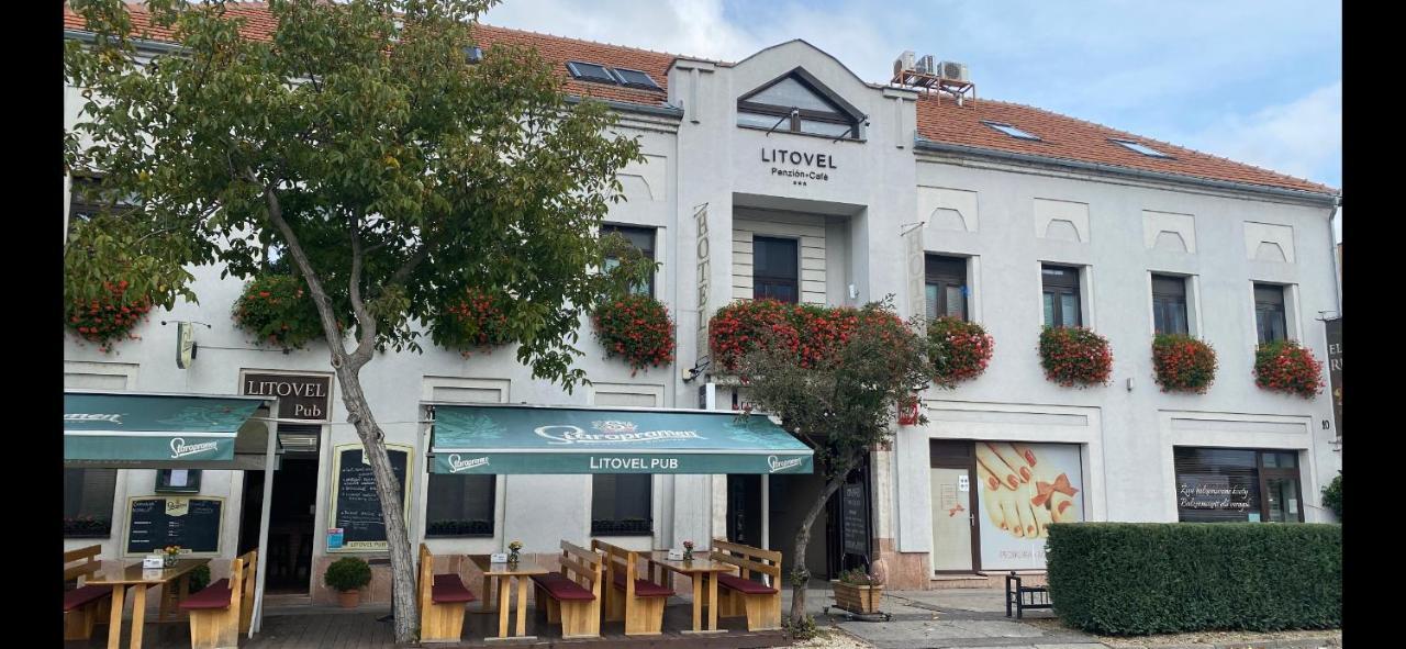 Hotel Litovel Komárno Buitenkant foto