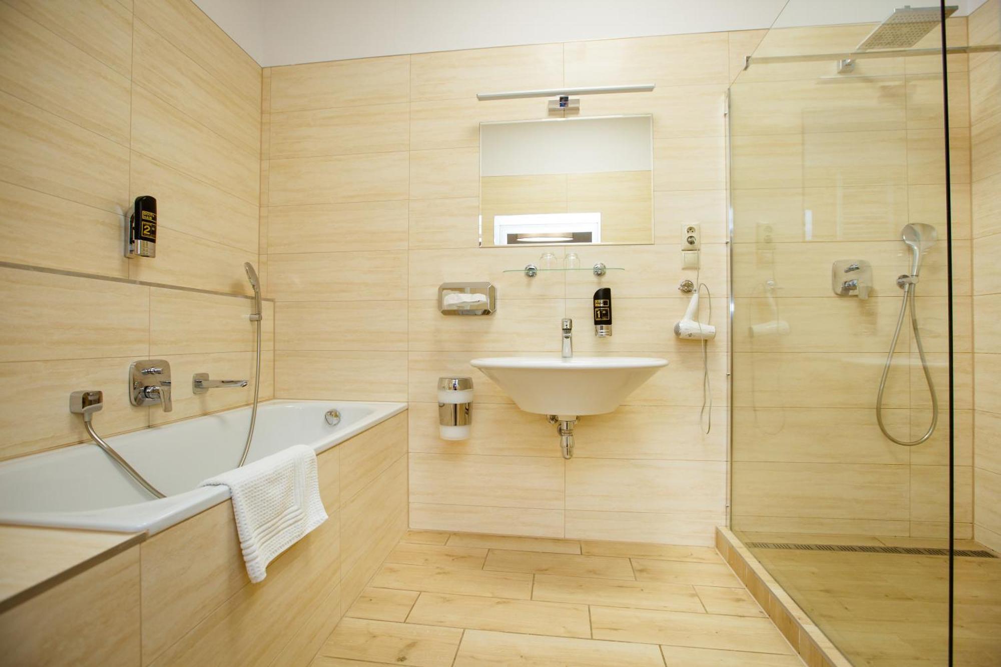 Hotel Litovel Komárno Buitenkant foto