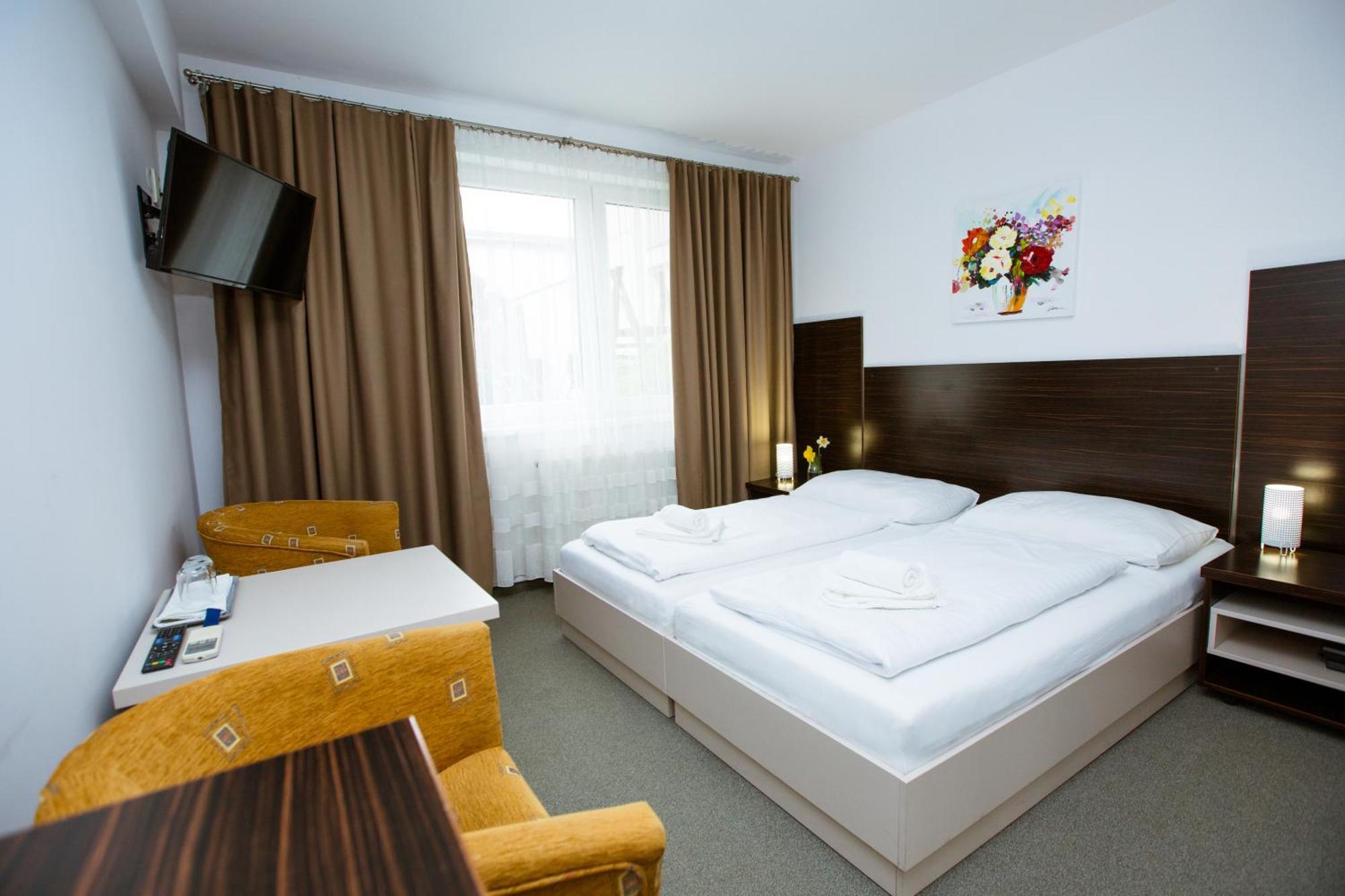 Hotel Litovel Komárno Buitenkant foto