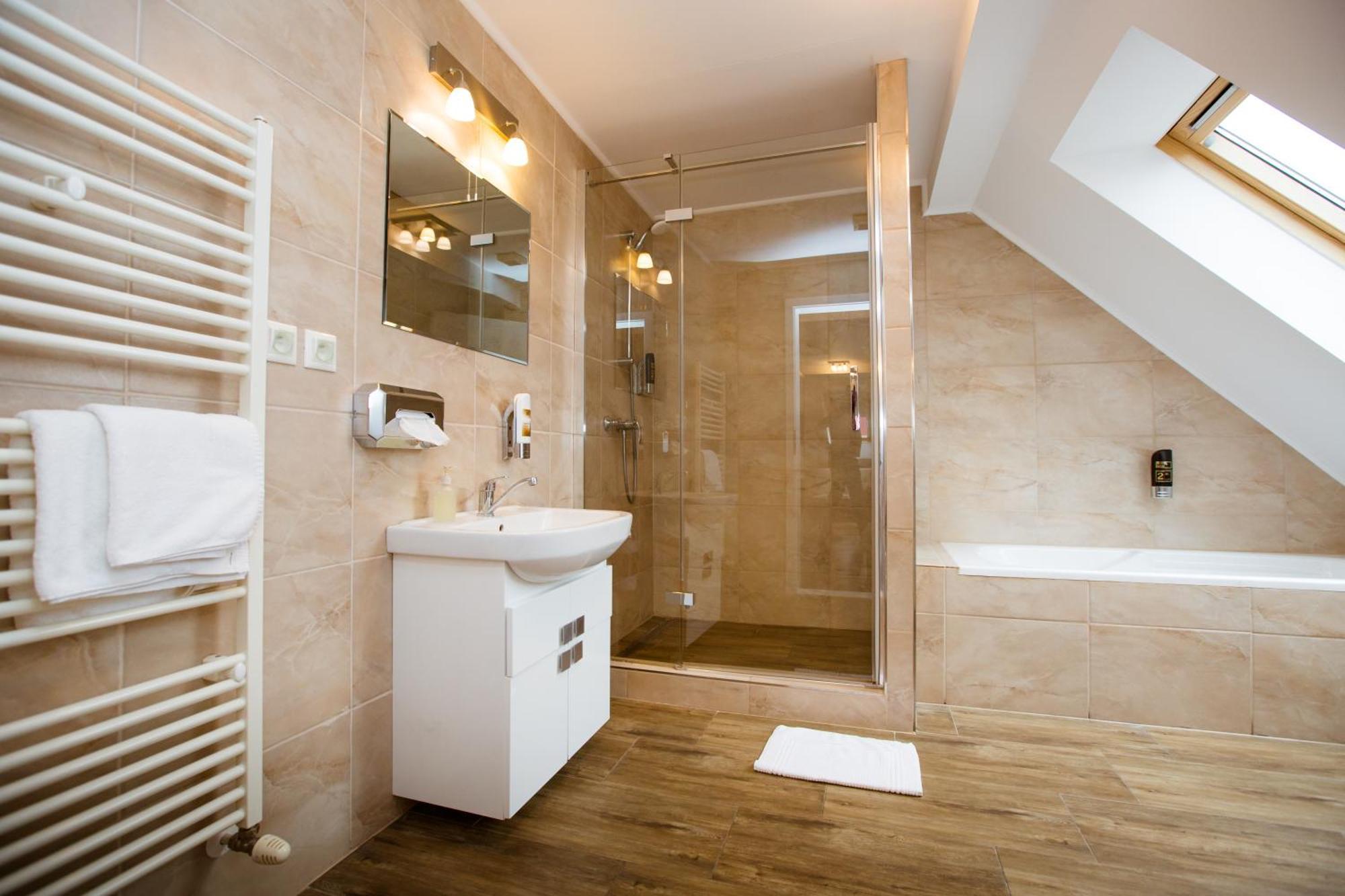 Hotel Litovel Komárno Buitenkant foto