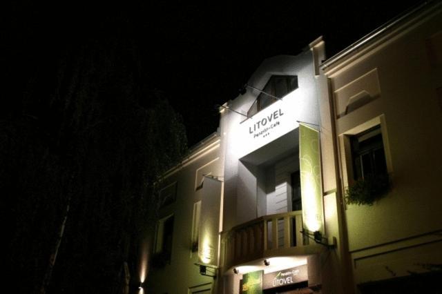 Hotel Litovel Komárno Buitenkant foto