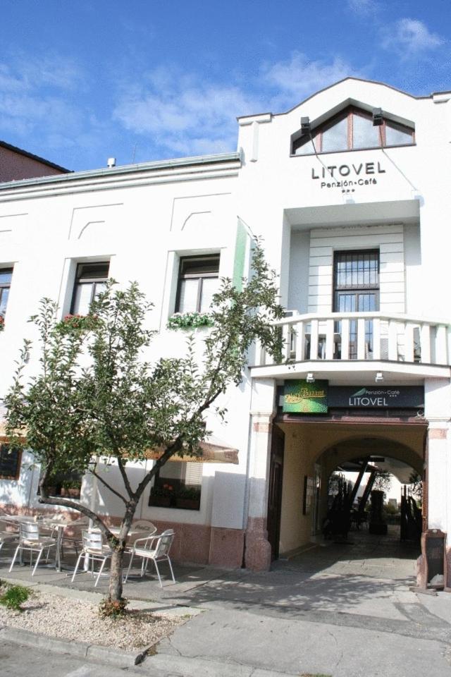 Hotel Litovel Komárno Buitenkant foto